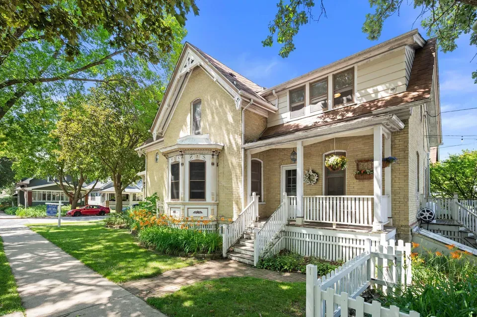 4 Bed 2 Bath Classic Historic Era Home in Milwaukee, WI - 3