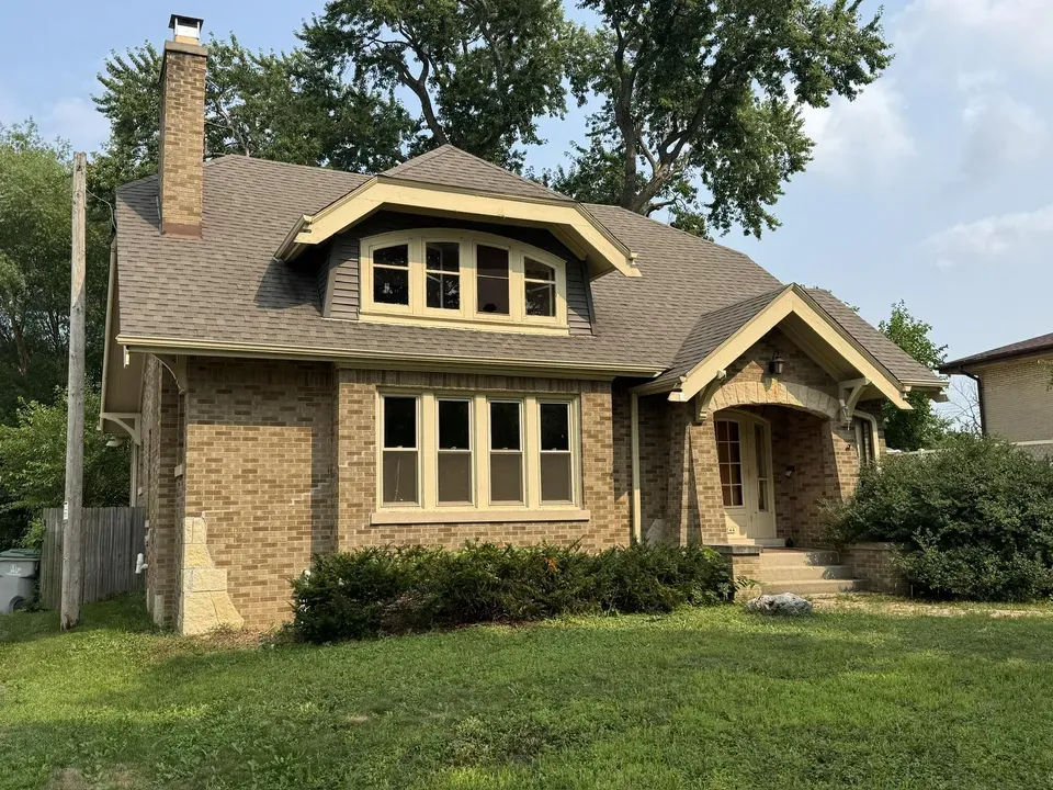 4 Bed 2 Bath Classic Historic Era Home in Milwaukee, WI - 2