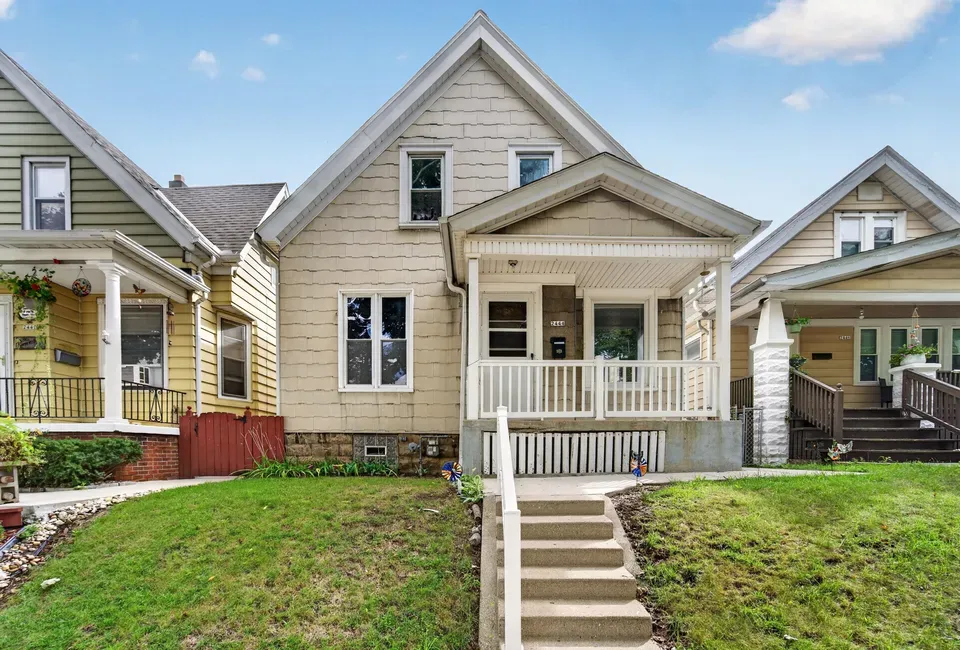 4 Bed 2 Bath Classic Historic Era Home in Milwaukee, WI - 2