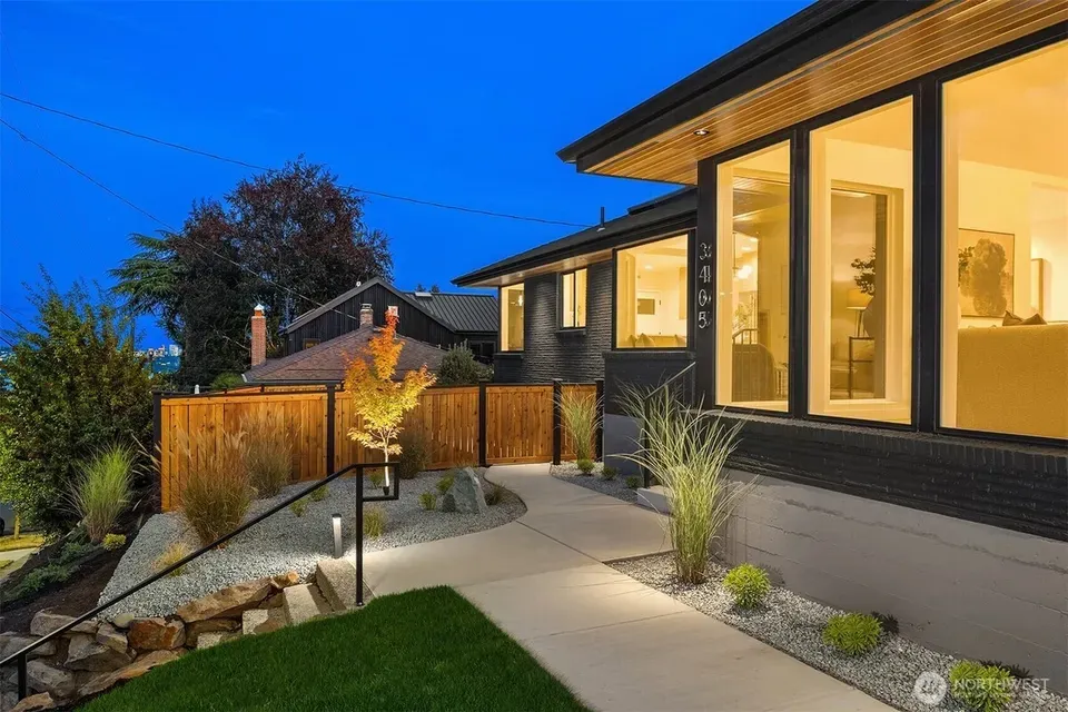 4 Bed 2 Bath Classic Historic Era Home in Seattle, WA - 2