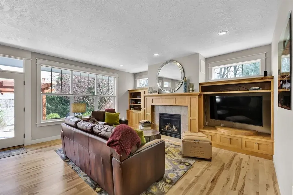 4 Bed 2 Bath Contemporary High-Rise Condo in Boise, ID - 3