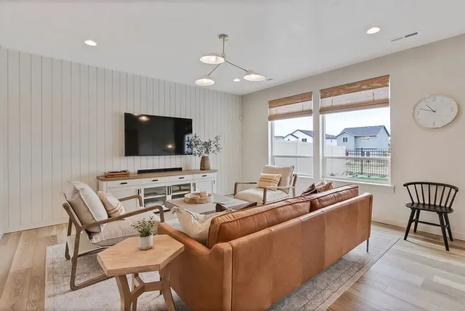 4 Bed 2 Bath Contemporary High-Rise Condo in Meridian, ID - 3