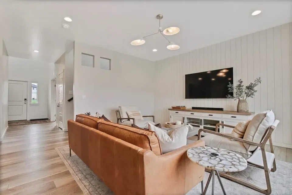 4 Bed 2 Bath Contemporary High-Rise Condo in Meridian, ID - 5