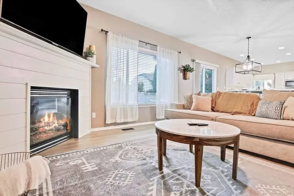 4 Bed 2 Bath Contemporary High-Rise Condo in Meridian, ID