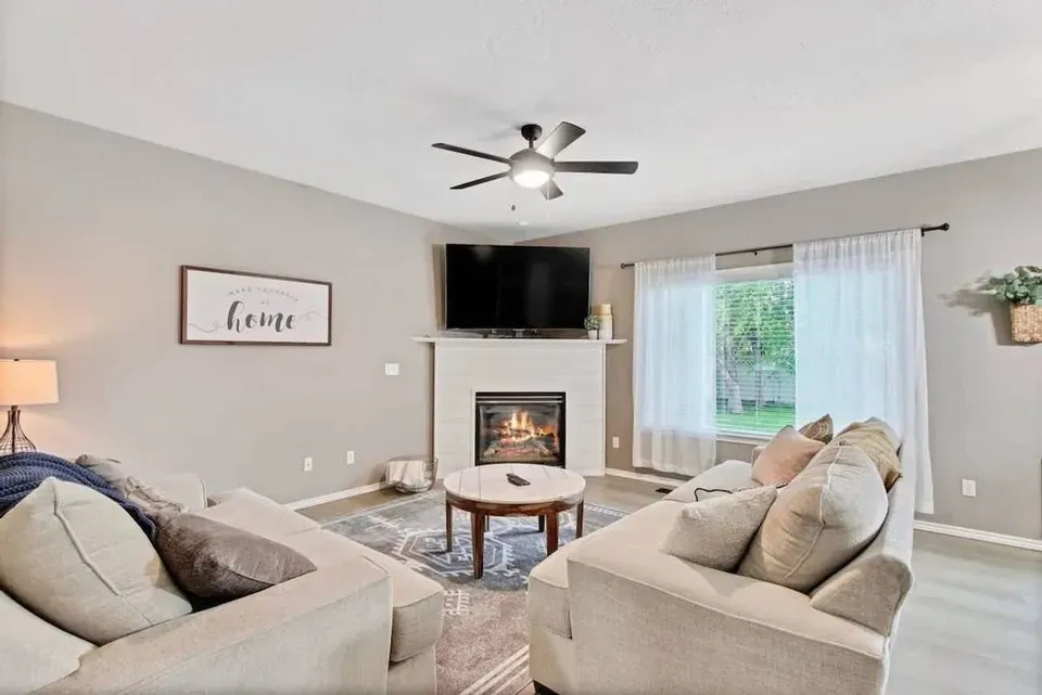 4 Bed 2 Bath Contemporary High-Rise Condo in Meridian, ID - 2