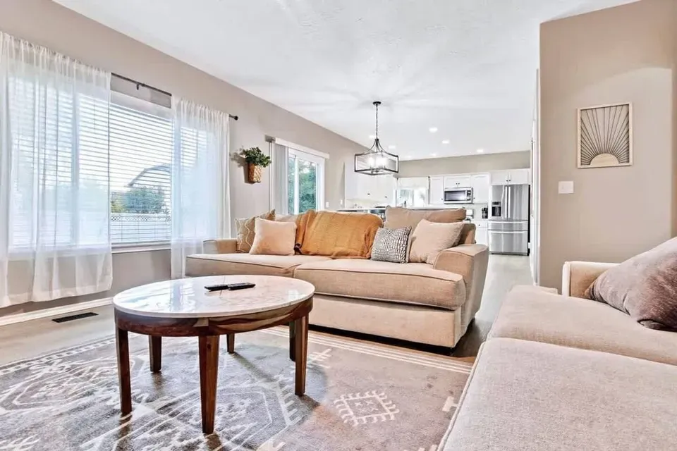4 Bed 2 Bath Contemporary High-Rise Condo in Meridian, ID - 4