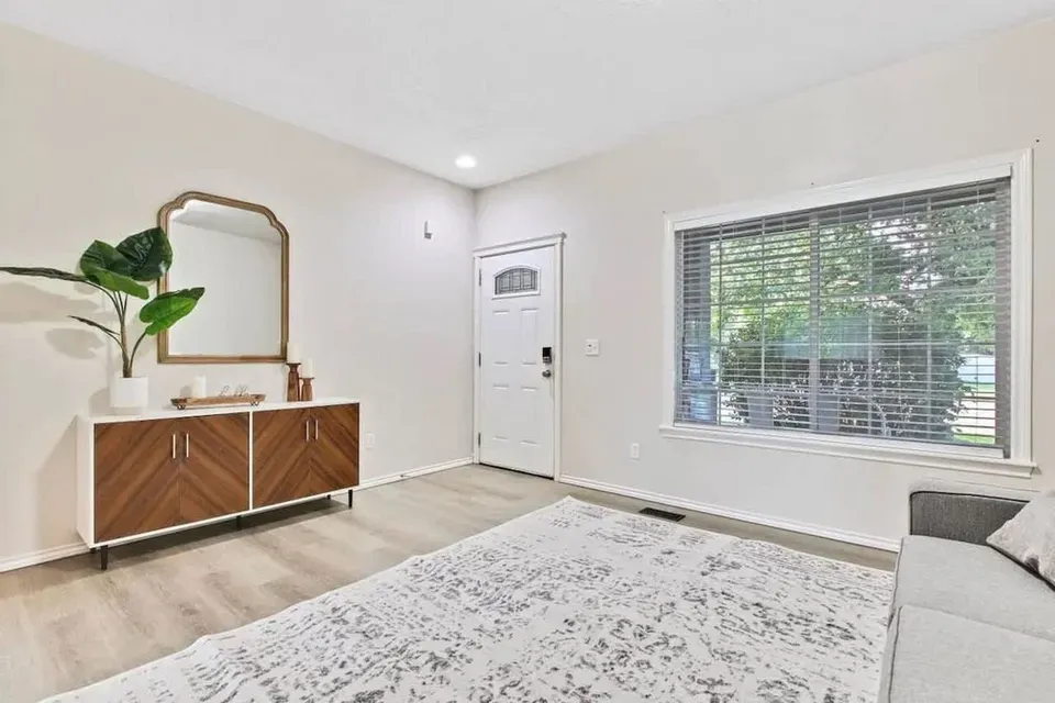 4 Bed 2 Bath Contemporary High-Rise Condo in Meridian, ID - 5