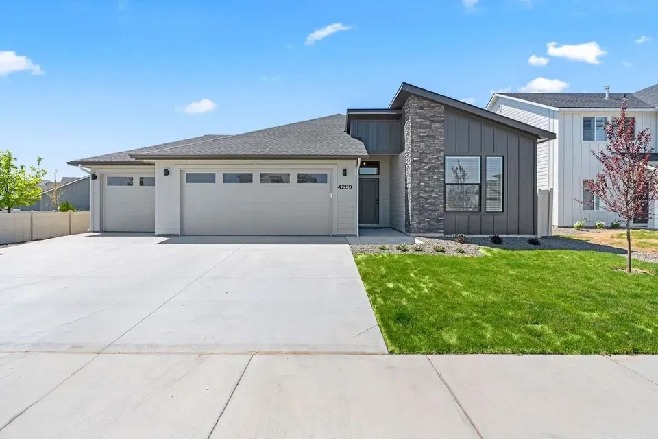 4 Bed 2 Bath Contemporary High-Rise Condo in Meridian, ID - 3
