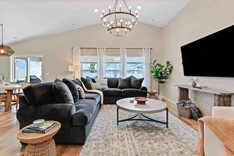 4 Bed 2 Bath Contemporary High-Rise Condo in Meridian, ID - 1