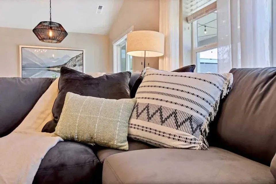 4 Bed 2 Bath Contemporary High-Rise Condo in Meridian, ID - 2