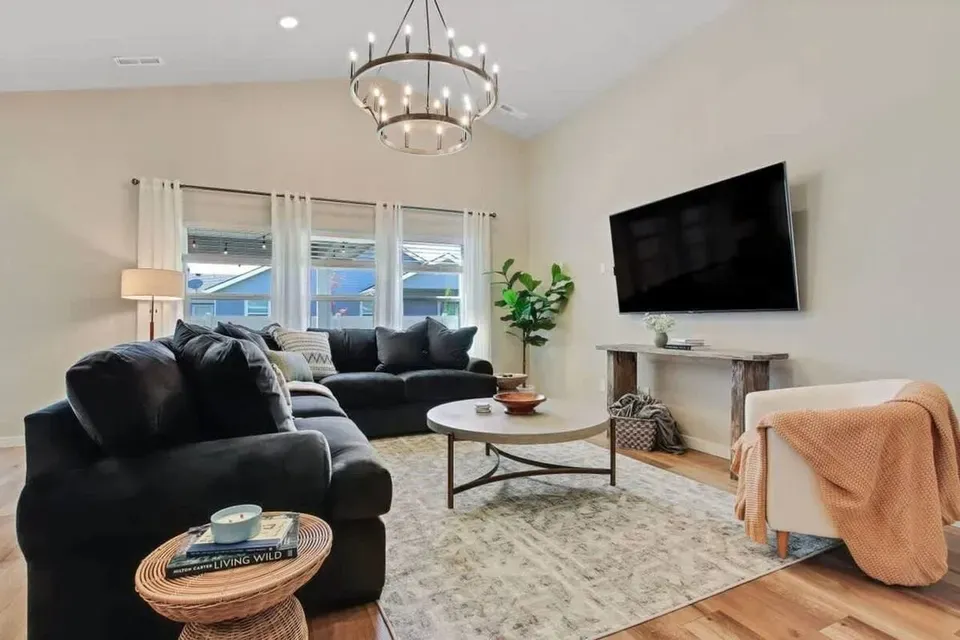 4 Bed 2 Bath Contemporary High-Rise Condo in Meridian, ID - 3