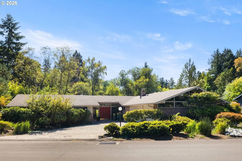 4 Bed 2 Bath Established Mid-Century Residence in Portland, OR