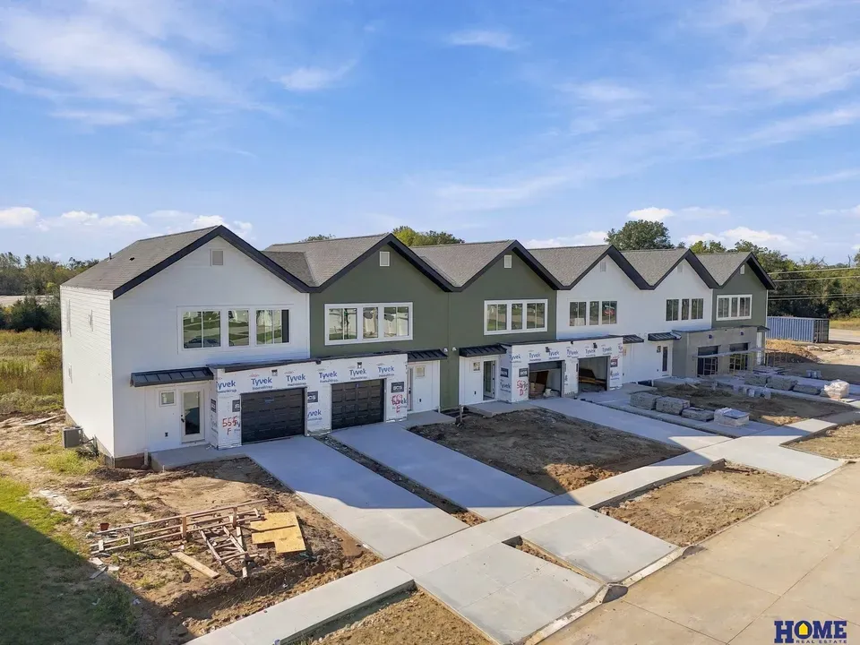 4 Bed 2 Bath Contemporary Multi-Level Townhome in Lincoln, NE - 2