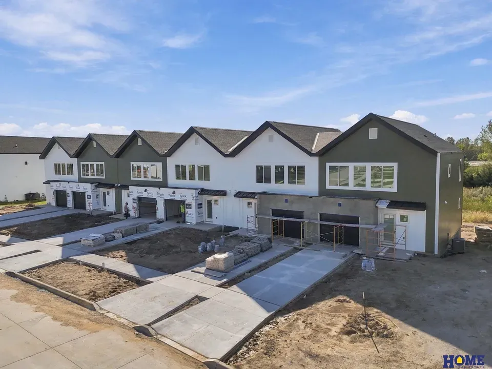 4 Bed 2 Bath Contemporary Multi-Level Townhome in Lincoln, NE - 3