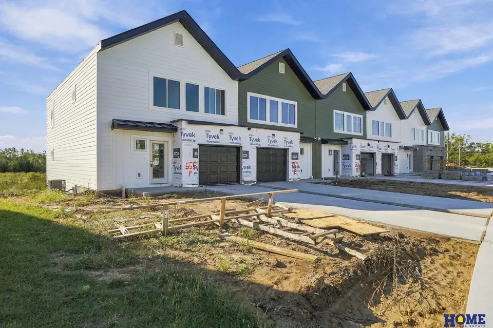 4 Bed 2 Bath Contemporary Multi-Level Townhome in Lincoln, NE - 4
