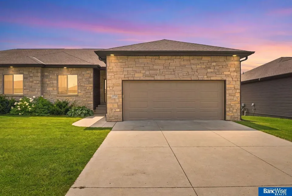 4 Bed 2 Bath Contemporary Multi-Level Townhome in Lincoln, NE - 2