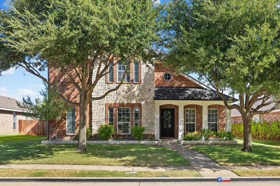 4 Bed 2 Bath Established Contemporary Home in Allen, TX