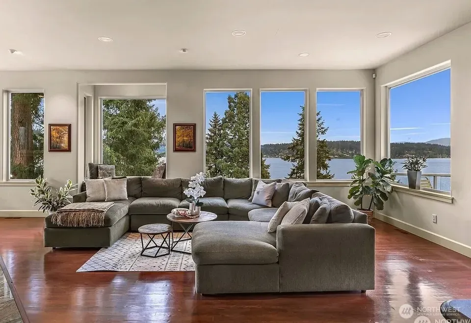 4 Bed 2 Bath Established Contemporary Home in Bellevue, WA - 3
