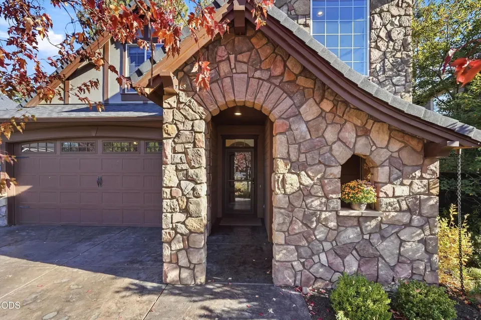 4 Bed 2 Bath Established Contemporary Home in Bend, OR - 2