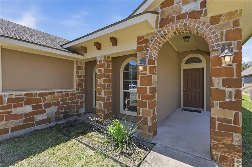 4 Bed 2 Bath Established Contemporary Home in College Station, TX