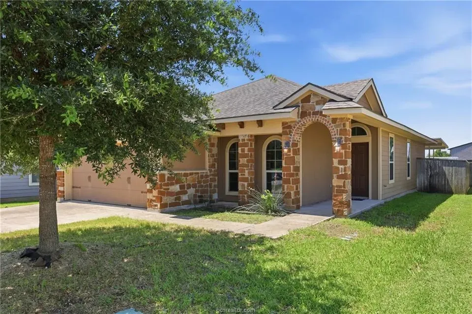 4 Bed 2 Bath Established Contemporary Home in College Station, TX - 2