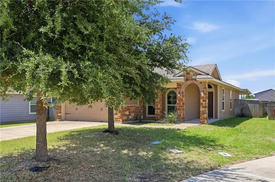 4 Bed 2 Bath Established Contemporary Home in College Station, TX - 4