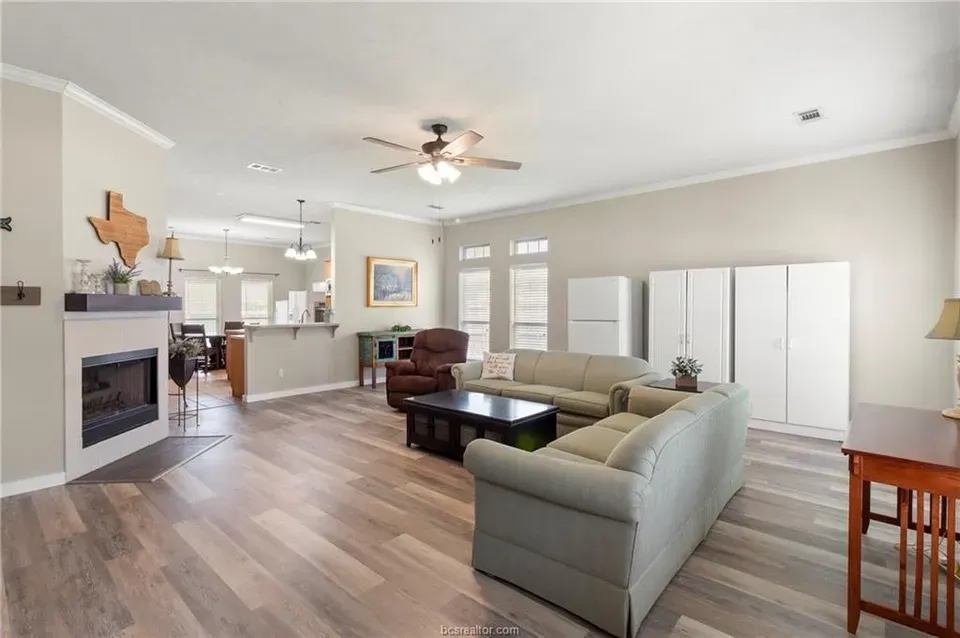4 Bed 2 Bath Established Contemporary Home in College Station, TX - 2