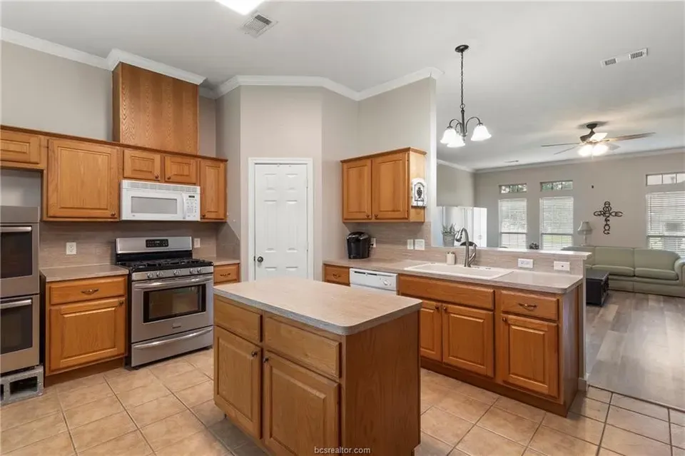 4 Bed 2 Bath Established Contemporary Home in College Station, TX - 4