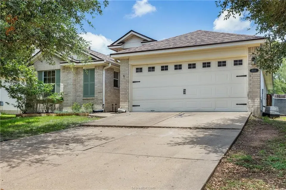 4 Bed 2 Bath Established Contemporary Home in College Station, TX - 1