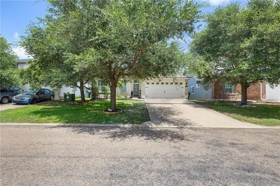 4 Bed 2 Bath Established Contemporary Home in College Station, TX - 2