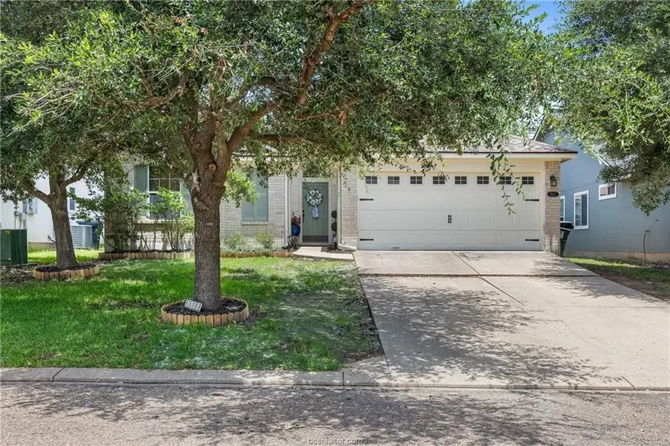 4 Bed 2 Bath Established Contemporary Home in College Station, TX - 3