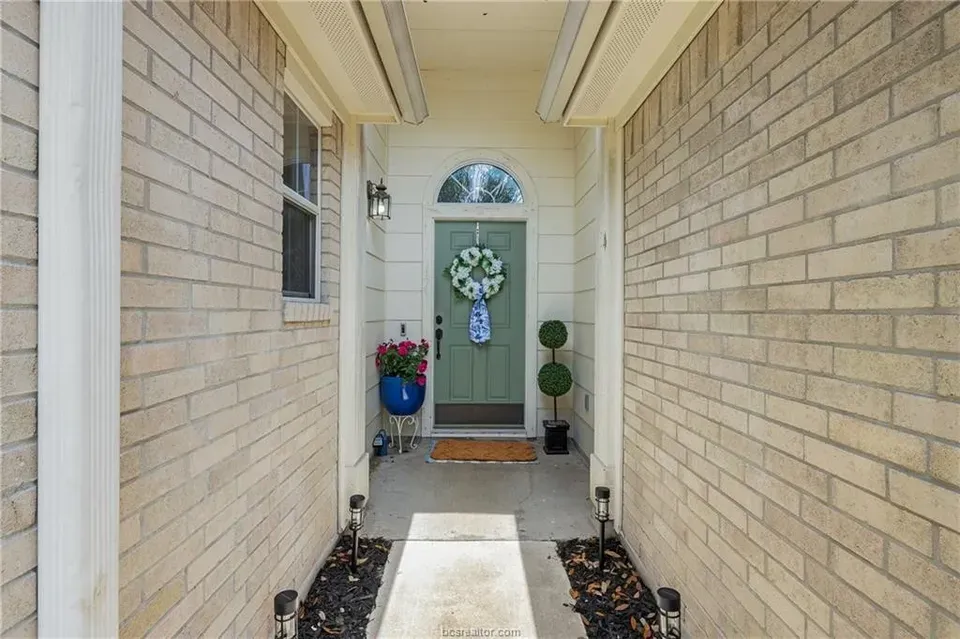 4 Bed 2 Bath Established Contemporary Home in College Station, TX - 4