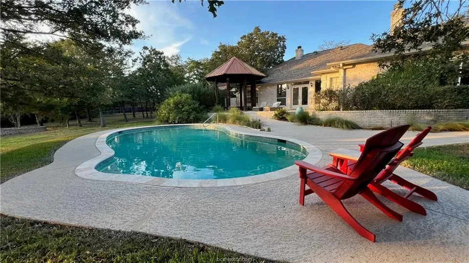 4 Bed 2 Bath Established Contemporary Home in College Station, TX - 2