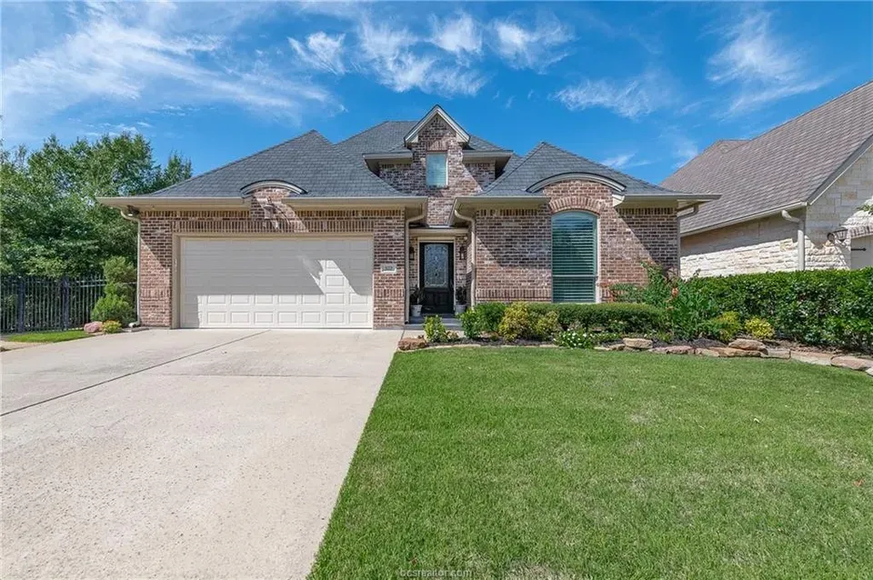4 Bed 2 Bath Established Contemporary Home in College Station, TX - 3
