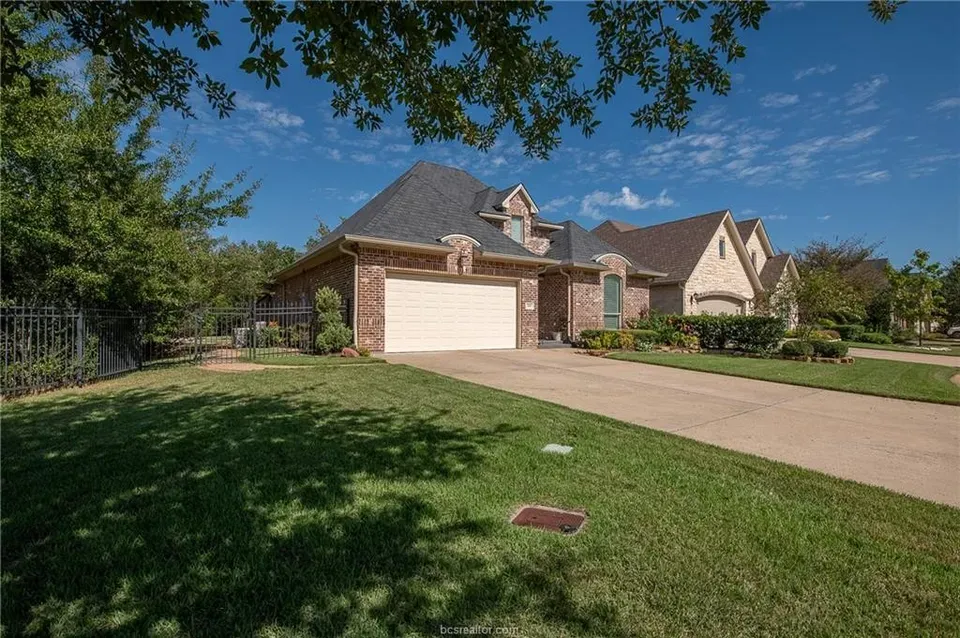 4 Bed 2 Bath Established Contemporary Home in College Station, TX - 4