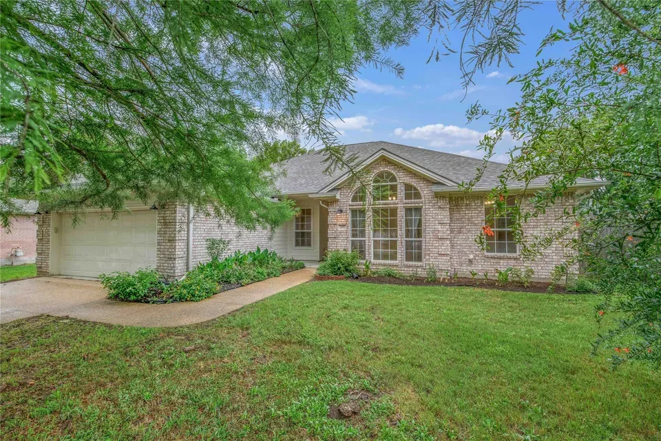 4 Bed 2 Bath Established Contemporary Home in College Station, TX - 1