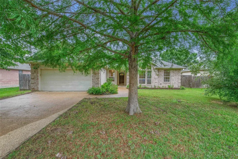 4 Bed 2 Bath Established Contemporary Home in College Station, TX - 2