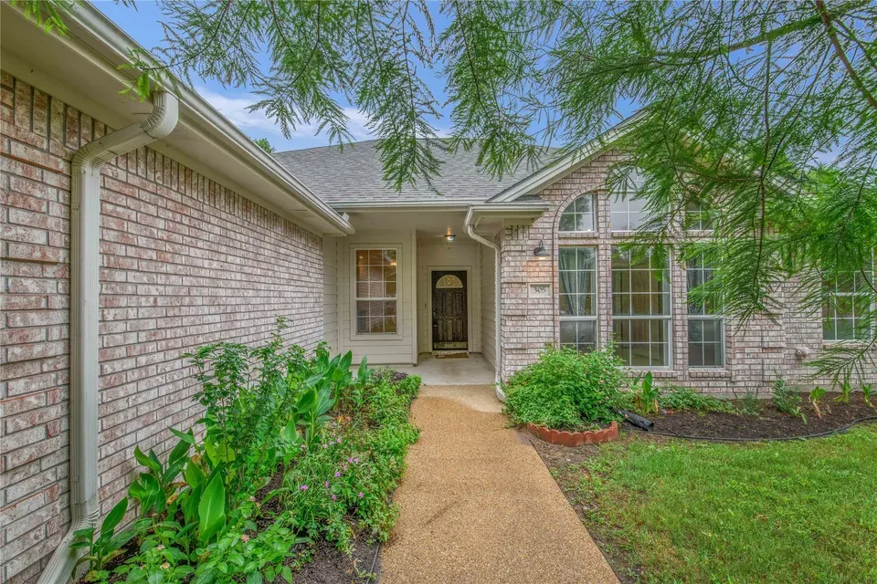 4 Bed 2 Bath Established Contemporary Home in College Station, TX - 3