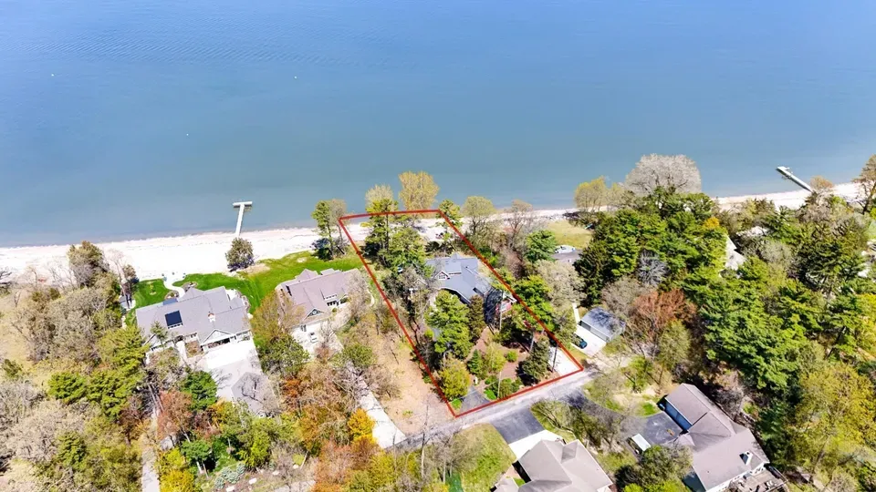 4 Bed 2 Bath Established Contemporary Home in Green Bay, WI - 3