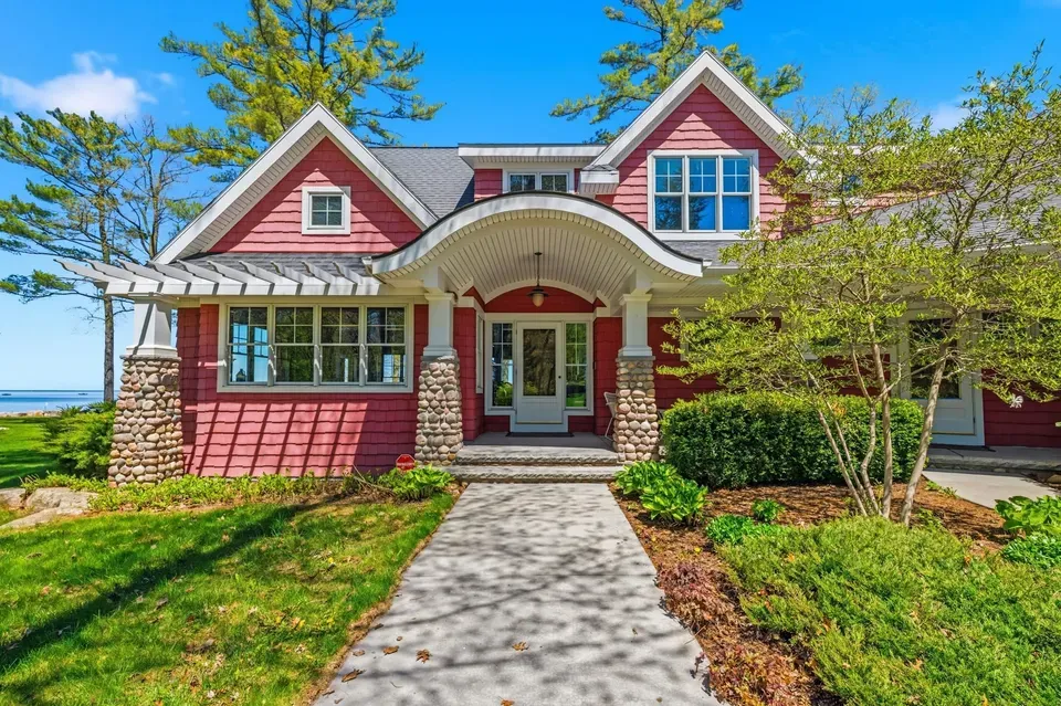 4 Bed 2 Bath Established Contemporary Home in Green Bay, WI - 4