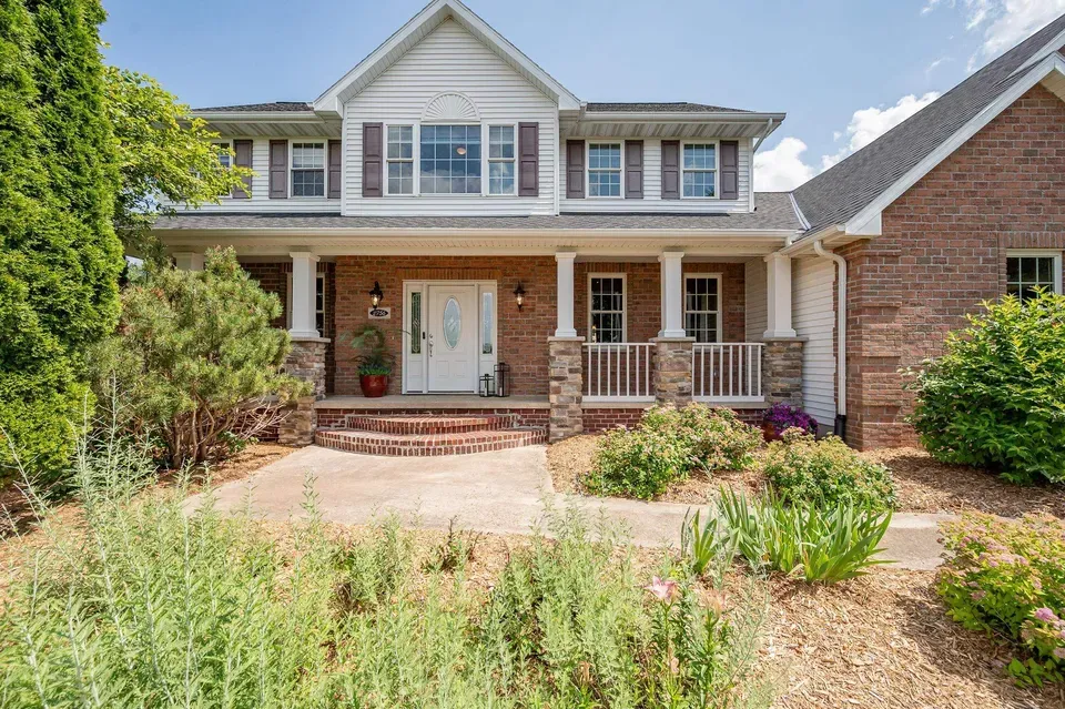 4 Bed 2 Bath Established Contemporary Home in Green Bay, WI