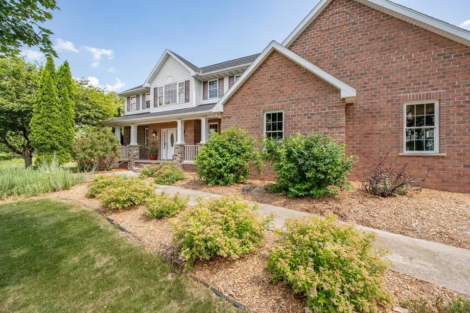 4 Bed 2 Bath Established Contemporary Home in Green Bay, WI - 4