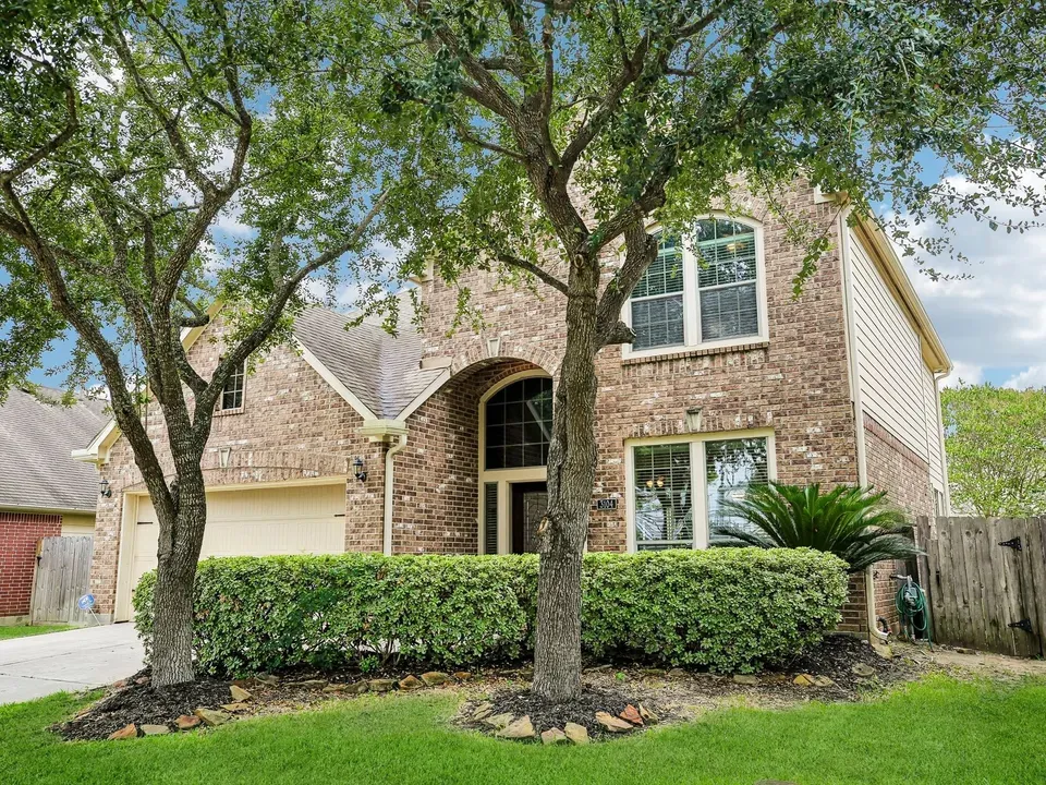 4 Bed 2 Bath Established Contemporary Home in League City, TX - 2
