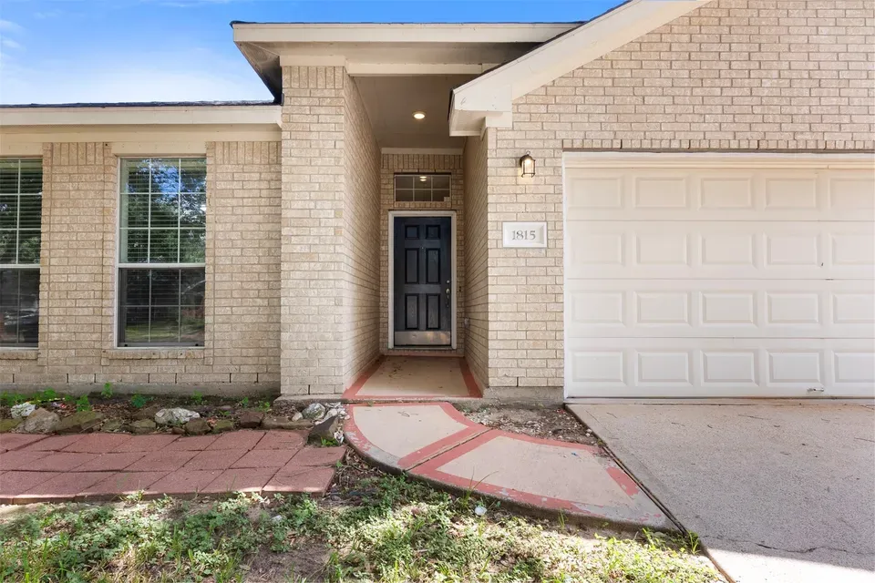 4 Bed 2 Bath Established Contemporary Home in League City, TX - 2