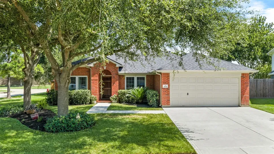 4 Bed 2 Bath Established Contemporary Home in League City, TX
