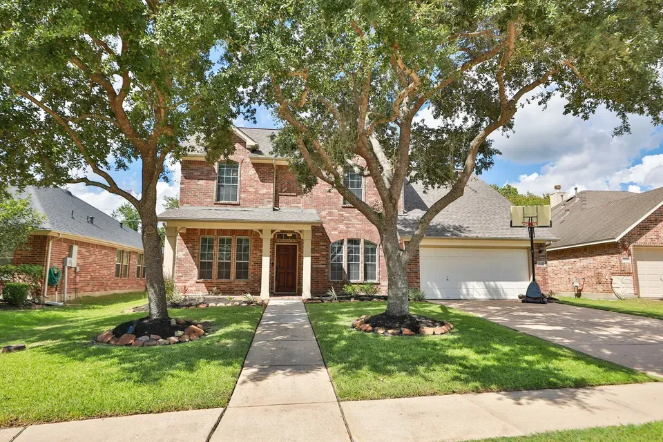 4 Bed 2 Bath Established Contemporary Home in League City, TX - 2