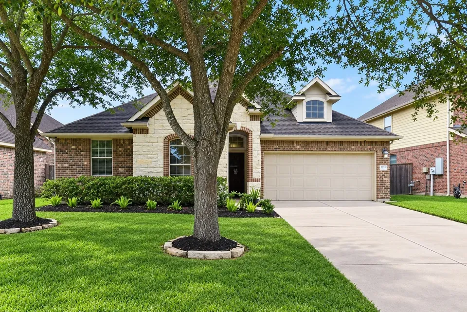4 Bed 2 Bath Established Contemporary Home in League City, TX - 1