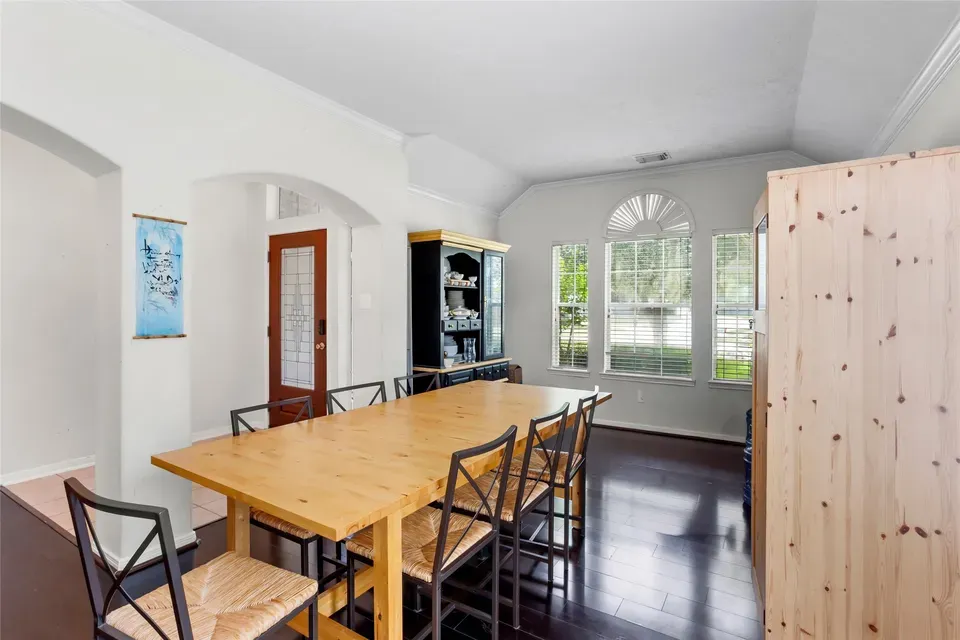 4 Bed 2 Bath Established Contemporary Home in League City, TX - 2