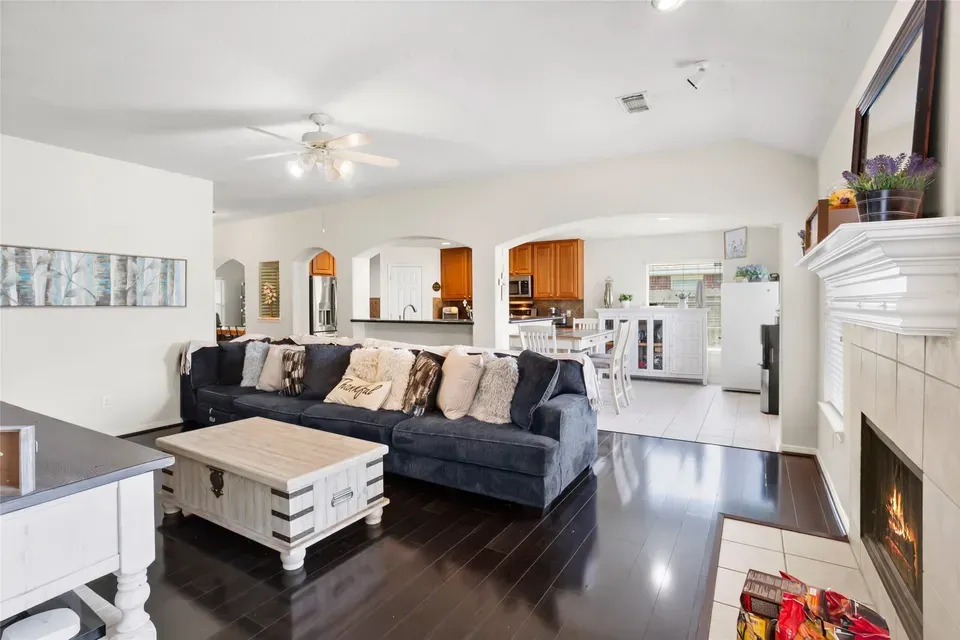4 Bed 2 Bath Established Contemporary Home in League City, TX - 3