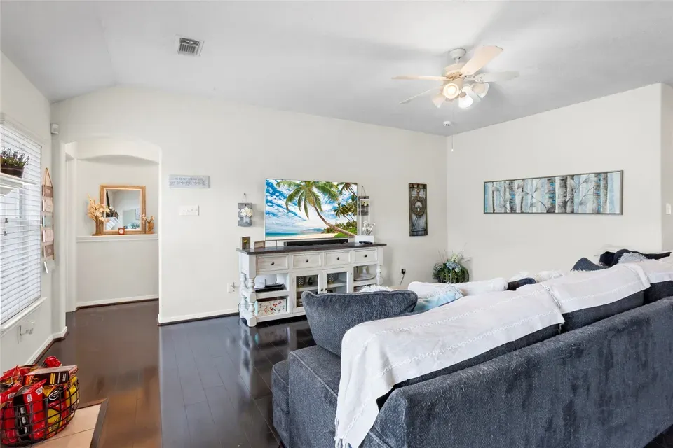 4 Bed 2 Bath Established Contemporary Home in League City, TX - 4